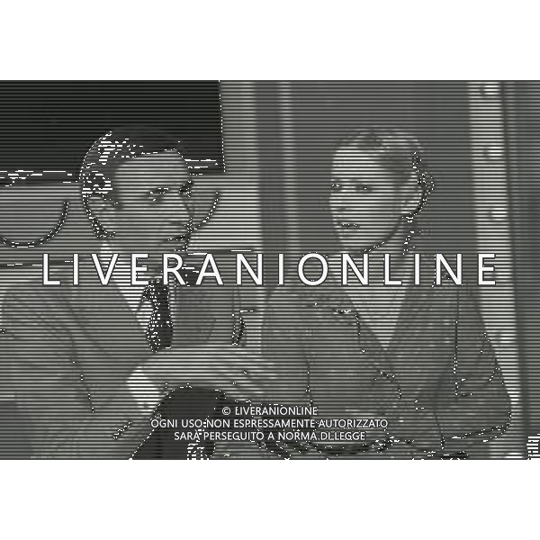 RETROSPETTIVA PIPPO BAUDO PRESENTATORE TELEVISIVO NELLA FOTO PIPPO BAUDO A ROMA NELLA TRASMISSIONE TELEVISIVA“LOTTERIA DI FINE ANNO“ NELL\'ANNO 1977-1978 AG ALDO LIVERANI SAS