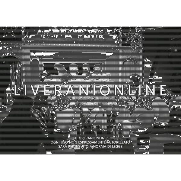 RETROSPETTIVA PIPPO BAUDO PRESENTATORE TELEVISIVO NELLA FOTO PIPPO BAUDO A ROMA NELLA TRASMISSIONE TELEVISIVA“LOTTERIA DI FINE ANNO“ NELL\'ANNO 1977-1978 AG ALDO LIVERANI SAS