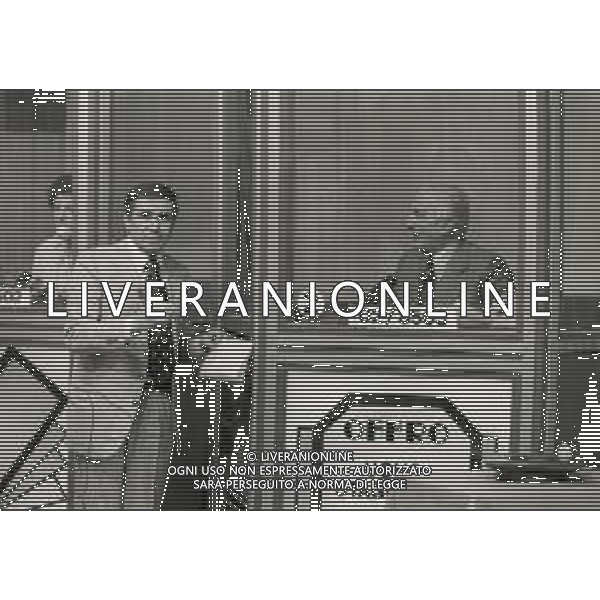 1978 MILANO TRASMISSIONE TELEVISIVA “PORTOBELLO“ NELLA FOTO ENZO TORTORA CONDUCE LA TRASMISSIONE TELEVISIVA “PORTOBELLO“ AG ALDO LIVERANI SAS
