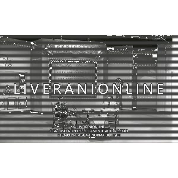 1978 MILANO TRASMISSIONE TELEVISIVA “PORTOBELLO“ NELLA FOTO ENZO TORTORA CONDUCE LA TRASMISSIONE TELEVISIVA “PORTOBELLO“ AG ALDO LIVERANI SAS