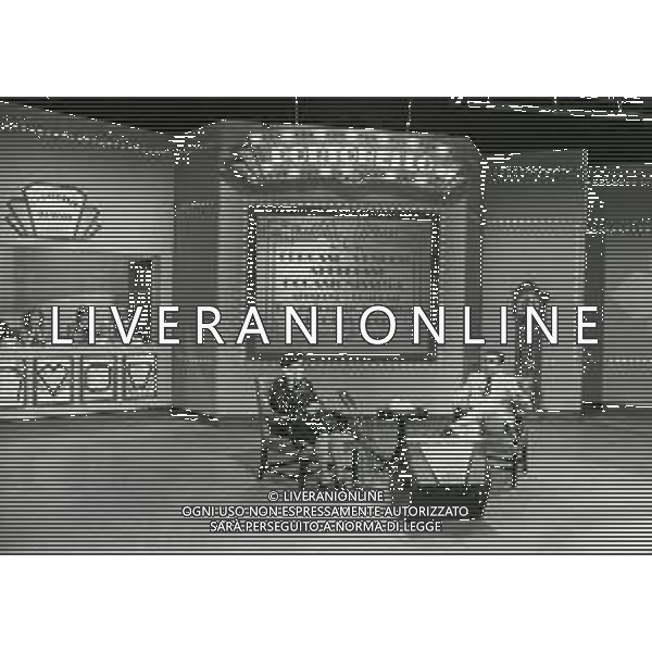 1978 MILANO TRASMISSIONE TELEVISIVA “PORTOBELLO“ NELLA FOTO ENZO TORTORA CONDUCE LA TRASMISSIONE TELEVISIVA “PORTOBELLO“ AG ALDO LIVERANI SAS
