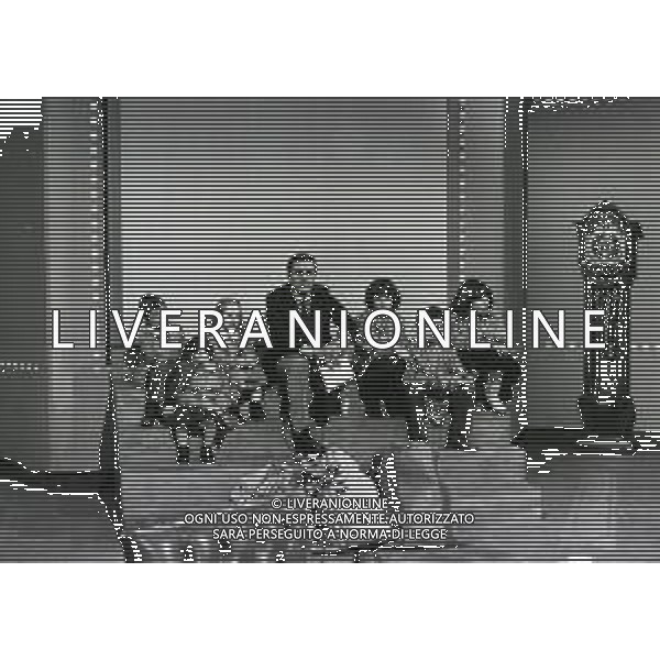 1978 MILANO TRASMISSIONE TELEVISIVA “PORTOBELLO“ NELLA FOTO ENZO TORTORA CONDUCE LA TRASMISSIONE TELEVISIVA “PORTOBELLO“ AG ALDO LIVERANI SAS