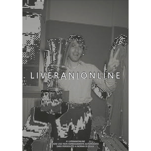 RETROSPETTIVA ALESSANDRO MELLI CALCIATORE NELLA FOTO ALESSANDRO MELLI NELL\'ANNO 1991-1992 CON LA COPPA ITALIA NEGLI SPOGLIATOI DI PARMA AG ALDO LIVERANI SAS  