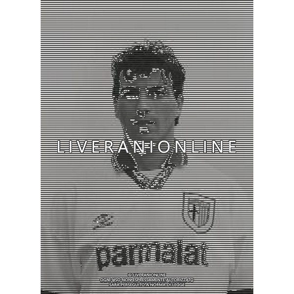RETROSPETTIVA ALESSANDRO MELLI CALCIATORE NELLA FOTO ALESSANDRO MELLI CON LA MAGLIA DEL PARMA CALCIO NELL\'ANNO 1993-1994 AG ALDO LIVERANI SAS 