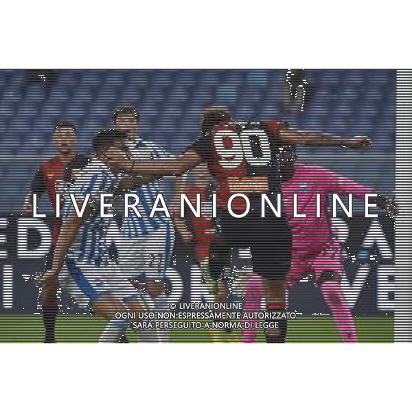 TVRG in area Gabriele Moncini (Spal) tocca con il braccio il pallone colpito di testa da Manolo Portanova (Genoa) e l\'arbitro Alberto Santoro di Messina assegna il rigore al Genoa Genoa vs Spal Genova 18-10-2022 Stadio Luigi Ferraris - Marassi Coppa Italia Frecciarossa - 16mi di finale foto Roberto Garavaglia/ag. Aldo Liverani sas / AG. ALDO LIVERANI SAS