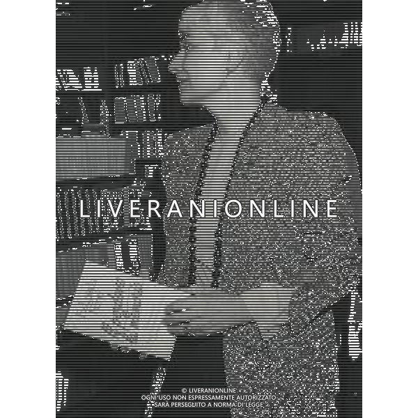 1988 MILANO PRESENTAZIONE DEL LIBRO “IL PERDONO E LA MEMORIA“ NELLA FOTO EDGARDA FERRI SCRITTRICE A MILANO NELL\'ANNO 1988 PRESENTA IL SUO LIBRO“IL PERDONO E LA MEMORIA“ AG ALDO LIVERANI SAS