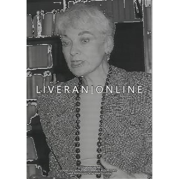 1988 MILANO PRESENTAZIONE DEL LIBRO “IL PERDONO E LA MEMORIA“ NELLA FOTO EDGARDA FERRI SCRITTRICE A MILANO NELL\'ANNO 1988 PRESENTA IL SUO LIBRO“IL PERDONO E LA MEMORIA“ AG ALDO LIVERANI SAS