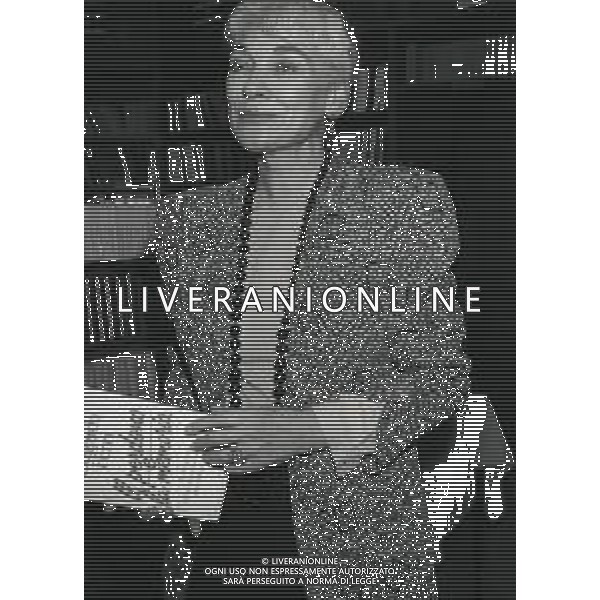 1988 MILANO PRESENTAZIONE DEL LIBRO “IL PERDONO E LA MEMORIA“ NELLA FOTO EDGARDA FERRI SCRITTRICE A MILANO NELL\'ANNO 1988 PRESENTA IL SUO LIBRO“IL PERDONO E LA MEMORIA“ AG ALDO LIVERANI SAS