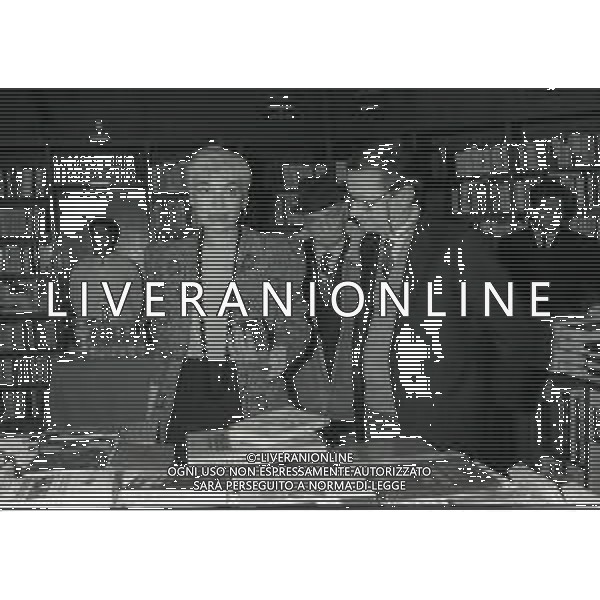 1988 MILANO PRESENTAZIONE DEL LIBRO “IL PERDONO E LA MEMORIA“ NELLA FOTO EDGARDA FERRI SCRITTRICE A MILANO NELL\'ANNO 1988 PRESENTA IL SUO LIBRO“IL PERDONO E LA MEMORIA“ AG ALDO LIVERANI SAS