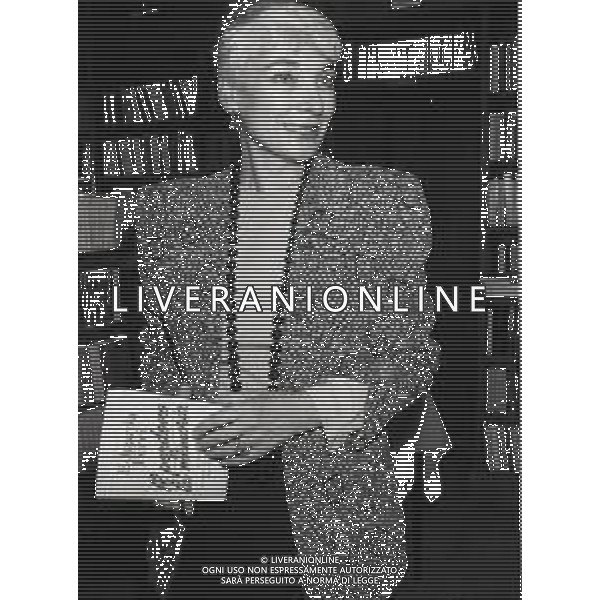 1988 MILANO PRESENTAZIONE DEL LIBRO “IL PERDONO E LA MEMORIA“ NELLA FOTO EDGARDA FERRI SCRITTRICE A MILANO NELL\'ANNO 1988 PRESENTA IL SUO LIBRO“IL PERDONO E LA MEMORIA“ AG ALDO LIVERANI SAS