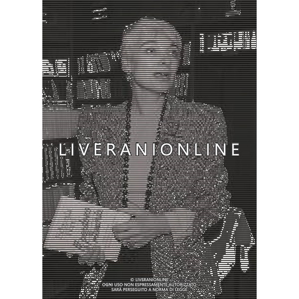 1988 MILANO PRESENTAZIONE DEL LIBRO “IL PERDONO E LA MEMORIA“ NELLA FOTO EDGARDA FERRI SCRITTRICE A MILANO NELL\'ANNO 1988 PRESENTA IL SUO LIBRO“IL PERDONO E LA MEMORIA“ AG ALDO LIVERANI SAS