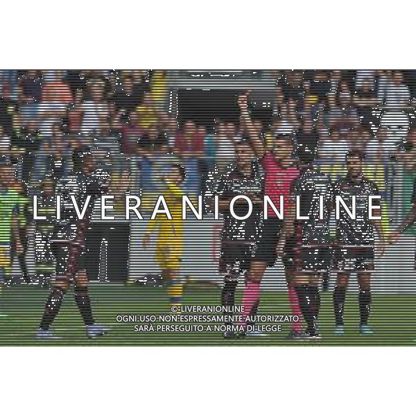 Frosinone vs Bari Campionato Serie B - 10 Giornata Stadio B.Stirpe - Frosinone 22-10-2022 nella foto arbitro Perenzoni estrae il cartellino rosso per l\'espulsione di Bellomo ©Federico Gaetano/ AGENZIA ALDO LIVERANI SAS