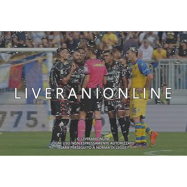 Frosinone vs Bari Campionato Serie B - 10 Giornata Stadio B.Stirpe - Frosinone 22-10-2022 nella foto Proteste giocatori Bari con arbitro Perenzoni ©Federico Gaetano/ AGENZIA ALDO LIVERANI SAS