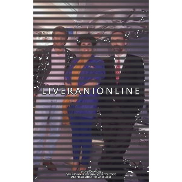 RETROSPETTIVA ANTONIO RICCI AUTORE TELEVISIVO NELLA FOTO ANTONIO RICCI CON MARISA LAURITO ED EZIO GREGGIO NELLA TRASMISSIONE “ODIENS“ AG ALDO LIVERANI SAS 