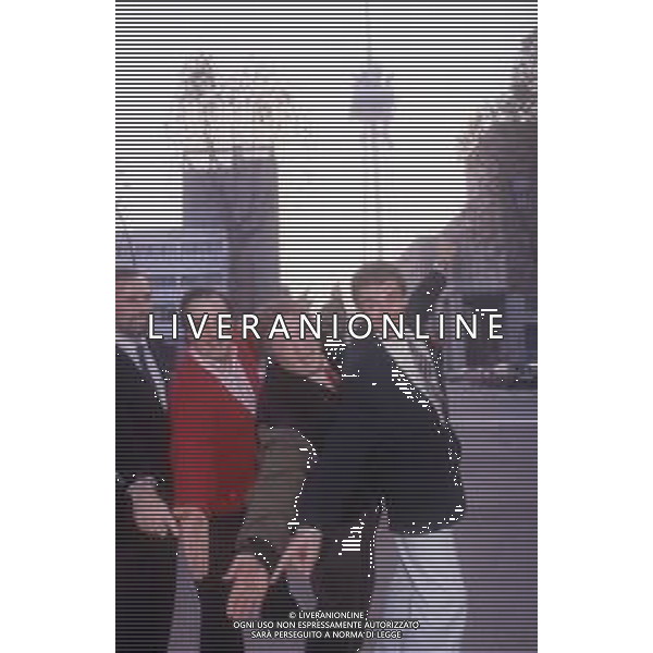 RETROSPETTIVA ANTONIO RICCI AUTORE TELEVISIVO NELLA FOTO ANTONIO RICCI CON BEPPE RECCHIA GIANFRANCO D\'ANGELO ED EZIO GREGGIO DAVANTI ALLE SEDE RAI DI CORSO SEMPIONE A MILANO AG ALDO LIVERANI SAS  