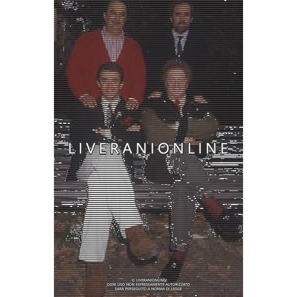 RETROSPETTIVA ANTONIO RICCI AUTORE TELEVISIVO NELLA FOTO ANTONIO RICCI CON BEPPE RECCHIA GIANFRANCO D\'ANGELO ED EZIO GREGGIO DAVANTI ALLE SEDE RAI DI CORSO SEMPIONE A MILANO AG ALDO LIVERANI SAS  