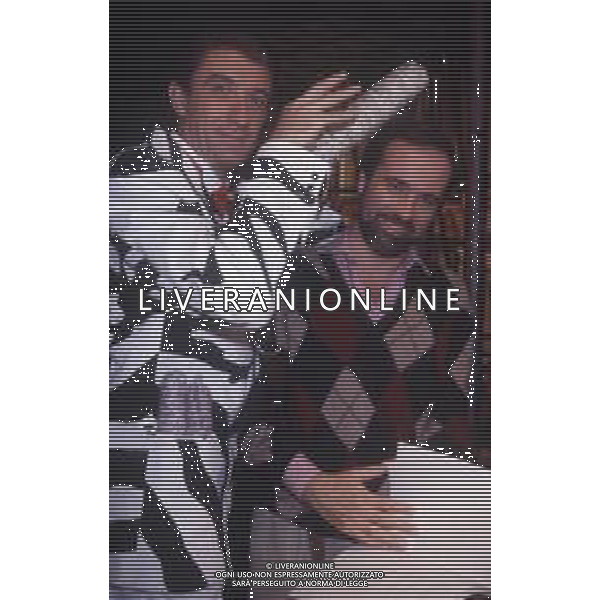 RETROSPETTIVA ANTONIO RICCI AUTORE TELEVISIVO NELLA FOTO EZIO GREGGIO-ANTONIO RICCI NELLA TRASMISSIONE TELEVISIVA “ODIENS“ AG ALDO LIVERANI SAS 