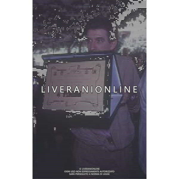 RETROSPETTIVA ANTONIO RICCI AUTORE TELEVISIVO NELLA FOTO EZIO GREGGIO NELL\'ANNO 1990 PREMIO ALLA TRASMISSIONE STRISCIA LA NOTIZIA A MILANO AG ALDO LIVERANI SAS 