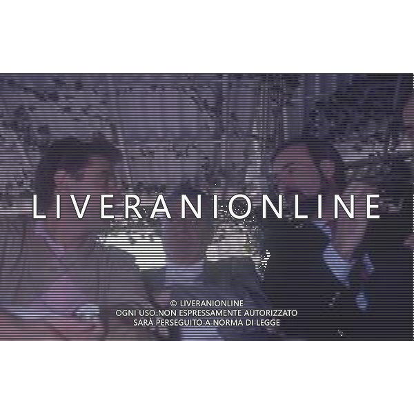 RETROSPETTIVA ANTONIO RICCI AUTORE TELEVISIVO NELLA FOTO ANTONIO RICCI NELL\'ANNO 1990 PREMIO ALLA TRASMISSIONE STRISCIA LA NOTIZIA A MILANO CON EZIO GREGGIO E RAFFAELE PISU AG ALDO LIVERANI SAS 