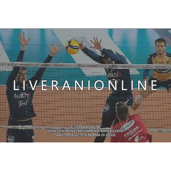 Muro di Rok Mozic - WithU Verona durante la partita tra WithU Verona e Gioiella Prisma Taranto valida per la quarta giornata del campionato italiano di volley Superlega tenutosi a Verona, Italy il 21 ottobre 2021 presso il Pala AGSM-AIM. ©Tommasini / AGENZIA ALDO LIVERANI SAS