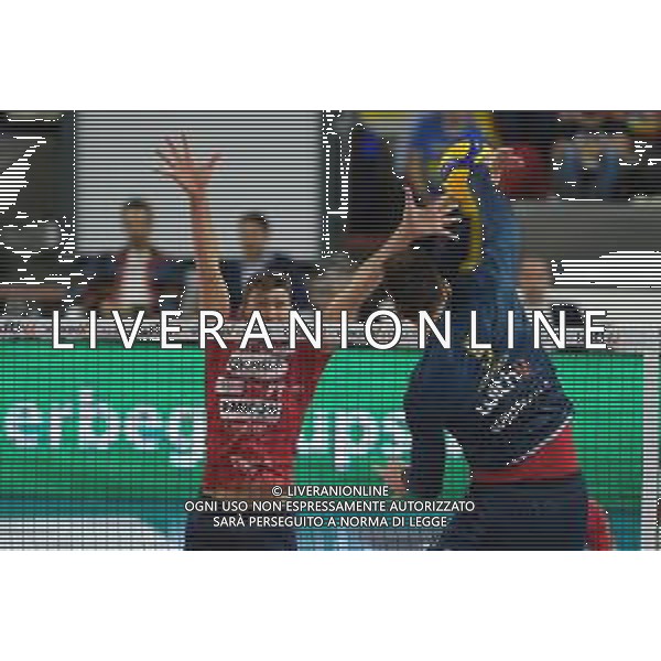 Difesa a muro di Oleg Antonov - Gioiella Prisma Taranto durante la partita tra WithU Verona e Gioiella Prisma Taranto valida per la quarta giornata del campionato italiano di volley Superlega tenutosi a Verona, Italy il 21 ottobre 2021 presso il Pala AGSM-AIM. ©Tommasini / AGENZIA ALDO LIVERANI SAS