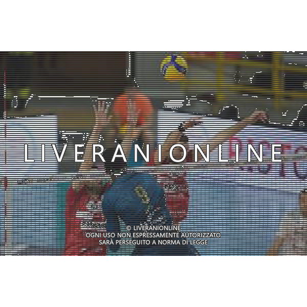 Muro di Aimone Alletti - Gioiella Prisma Taranto durante la partita tra WithU Verona e Gioiella Prisma Taranto valida per la quarta giornata del campionato italiano di volley Superlega tenutosi a Verona, Italy il 21 ottobre 2021 presso il Pala AGSM-AIM. ©Tommasini / AGENZIA ALDO LIVERANI SAS