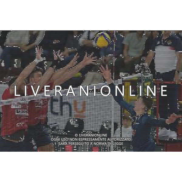 Difesa a muro di Eric Loeppky - Gioiella Prisma Taranto durante la partita tra WithU Verona e Gioiella Prisma Taranto valida per la quarta giornata del campionato italiano di volley Superlega tenutosi a Verona, Italy il 21 ottobre 2021 presso il Pala AGSM-AIM. ©Tommasini / AGENZIA ALDO LIVERANI SAS