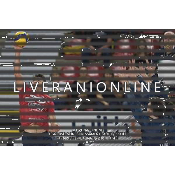 Schiacciata di Eric Loeppky - Gioiella Prisma Taranto durante la partita tra WithU Verona e Gioiella Prisma Taranto valida per la quarta giornata del campionato italiano di volley Superlega tenutosi a Verona, Italy il 21 ottobre 2021 presso il Pala AGSM-AIM. ©Tommasini / AGENZIA ALDO LIVERANI SAS