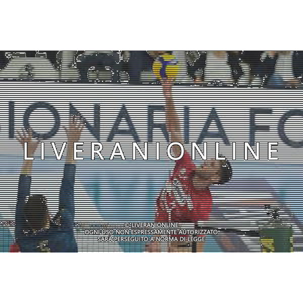 Attacco di Tommaso Stefani - Gioiella Prisma Taranto durante la partita tra WithU Verona e Gioiella Prisma Taranto valida per la quarta giornata del campionato italiano di volley Superlega tenutosi a Verona, Italy il 21 ottobre 2021 presso il Pala AGSM-AIM. ©Tommasini / AGENZIA ALDO LIVERANI SAS