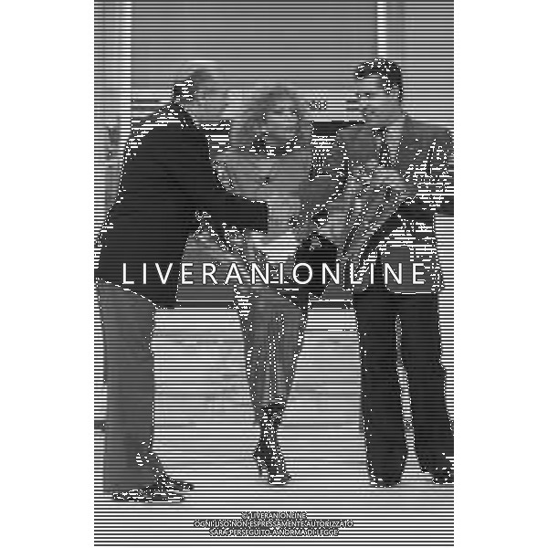 PAOLO VILLAGGIO ATTORE - RETROSPETTIVA NELLA FOTO CON FABRIZIA CARMINATI NEL PROGRAMMA TELEVISIVO \'UN FANTASTICO TRAGICO VENERDI\'\' A MILANO NEL 1986 ©Archivio AGENZIA ALDO LIVERANI SAS