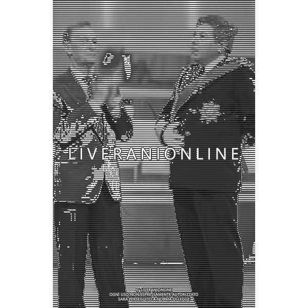 PAOLO VILLAGGIO ATTORE - RETROSPETTIVA NELLA FOTO CON NUNZIO FILOGAMO NEL PROGRAMMA TELEVISIVO \'UN FANTASTICO TRAGICO VENERDI\'\' A MILANO NEL NOVEMBRE 1986 ©Archivio AGENZIA ALDO LIVERANI SAS