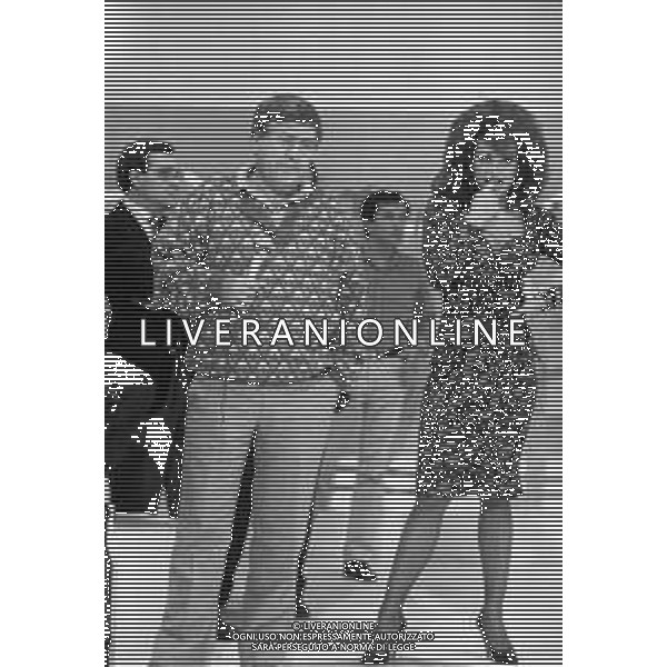 PAOLO VILLAGGIO ATTORE - RETROSPETTIVA NELLA FOTO CON CARMEN RUSSO NEL PROGRAMMA TELEVISIVO DI RETE4 \'UN FANTASTICO TRAGICO VENERDI\'\' NEL 1986 ©Archivio AGENZIA ALDO LIVERANI SAS