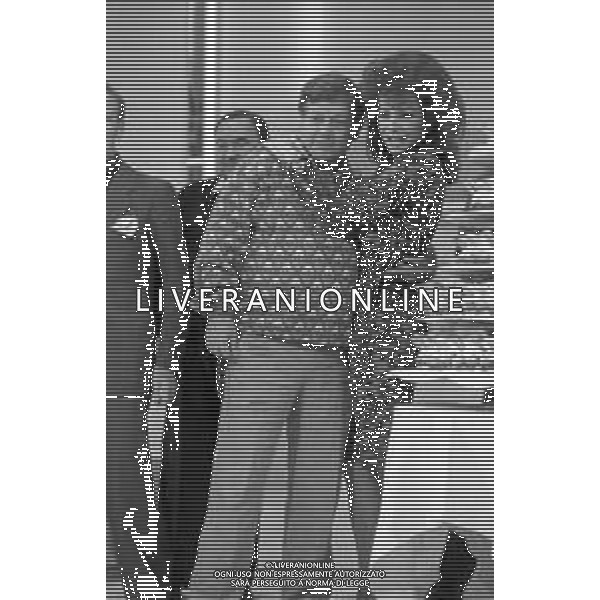 PAOLO VILLAGGIO ATTORE - RETROSPETTIVA NELLA FOTO CON GIORGIO CONSOLINI E CARMEN RUSSO NEL PROGRAMMA TELEVISIVO DI RETE4 \'UN FANTASTICO TRAGICO VENERDI\'\' NEL 1986 ©Archivio AGENZIA ALDO LIVERANI SAS