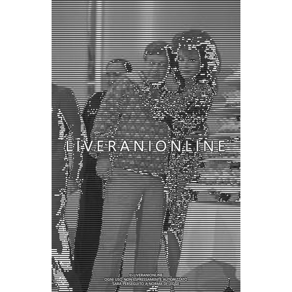 PAOLO VILLAGGIO ATTORE - RETROSPETTIVA NELLA FOTO CON CARMEN RUSSO NEL PROGRAMMA TELEVISIVO DI RETE4 \'UN FANTASTICO TRAGICO VENERDI\'\' NEL 1986 ©Archivio AGENZIA ALDO LIVERANI SAS