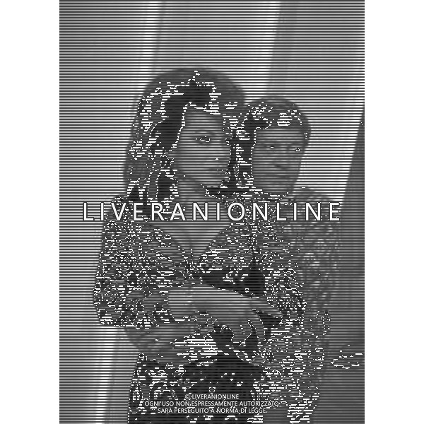 PAOLO VILLAGGIO ATTORE - RETROSPETTIVA NELLA FOTO CON CARMEN RUSSO NEL PROGRAMMA TELEVISIVO DI RETE4 \'UN FANTASTICO TRAGICO VENERDI\'\' NEL 1986 ©Archivio AGENZIA ALDO LIVERANI SAS