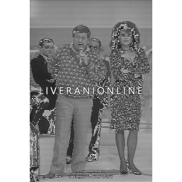 PAOLO VILLAGGIO ATTORE - RETROSPETTIVA NELLA FOTO CON CARMEN RUSSO NEL PROGRAMMA TELEVISIVO DI RETE4 \'UN FANTASTICO TRAGICO VENERDI\'\' NEL 1986 ©Archivio AGENZIA ALDO LIVERANI SAS
