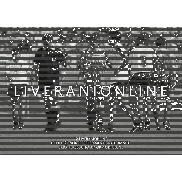 11-06-1989 MONZA CAMPIONATO DI CALCIO SERIE B MONZA TARANTO 2-1 NELLA FOTO ARBITRO BALDAS E PIERLUIGI CASIRAGHI AG ALDO LIVERANI SAS