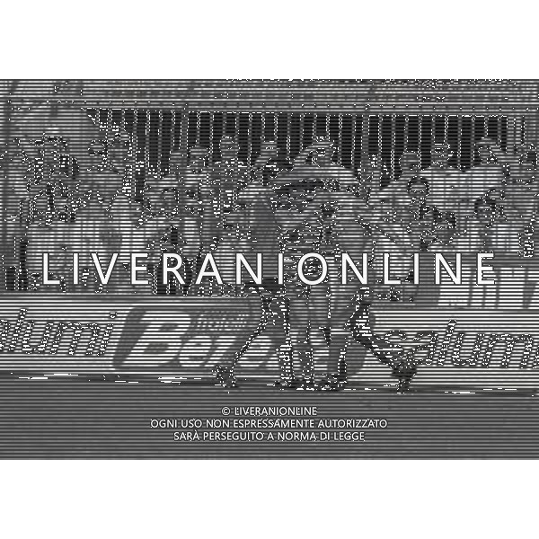11-06-1989 MONZA CAMPIONATO DI CALCIO SERIE B MONZA TARANTO 2-1 NELLA FOTO ABBRACCI GIOCATORI MONZA DOPO IL GOAL AG ALDO LIVERANI SAS
