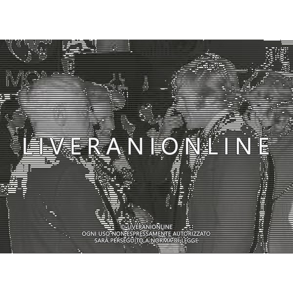 RETROSPETTIVA ARTHUR RUBINSTEIN PIANISTA NELLA FOTO ARTHUR RUBINSTEIN A CANNES NELL\'ANNO 1972 CON LA MOGLIE E ROBERT REDFORD AG ALDO LIVERANI SAS