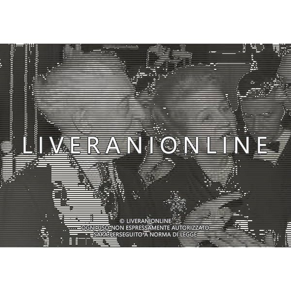 RETROSPETTIVA ARTHUR RUBINSTEIN PIANISTA NELLA FOTO ARTHUR RUBINSTEIN A CANNES NELL\'ANNO 1972 CON LA MOGLIE AG ALDO LIVERANI SAS