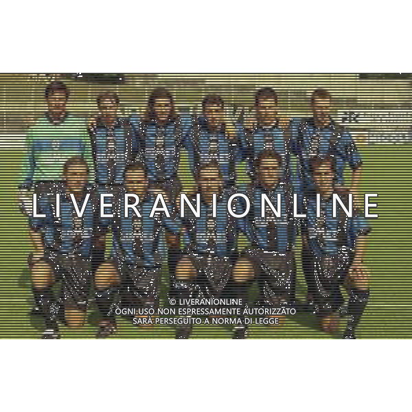 03-08-1999 ALZANO LOMBARDO-AMICHEVOLE ALZANO-ATALANTA NELLA FOTO FORMAZIONE ATALANTA CALCIO 1999-2000 DA SIN IN PIEDI DAVIDE PINATO-ZENONI CRISTIAN-CRISTIANO DONI- SEBASTIANO SIVIGLIA-PIERRE REGONESI-DAMIANO ZENONI DA SIN SEDUTI MASIMO CARRERA-FABIO GALLO-MARCO NAPPI-LJUBISA DUNDERSKI- NICOLA CACCIA AG ALDO LIVERANI SAS