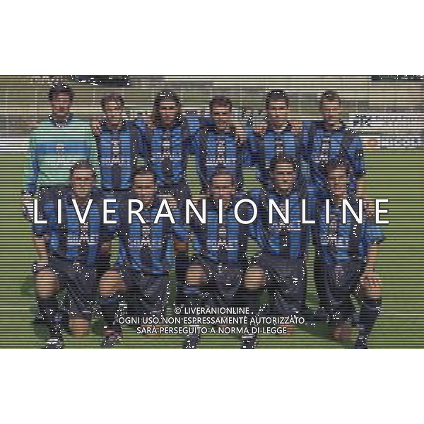 03-08-1999 ALZANO LOMBARDO-AMICHEVOLE ALZANO-ATALANTA NELLA FOTO FORMAZIONE ATALANTA CALCIO 1999-2000 DA SIN IN PIEDI DAVIDE PINATO-ZENONI CRISTIAN-CRISTIANO DONI- SEBASTIANO SIVIGLIA-PIERRE REGONESI-DAMIANO ZENONI DA SIN SEDUTI MASIMO CARRERA-FABIO GALLO-MARCO NAPPI-LJUBISA DUNDERSKI- NICOLA CACCIA AG ALDO LIVERANI SAS