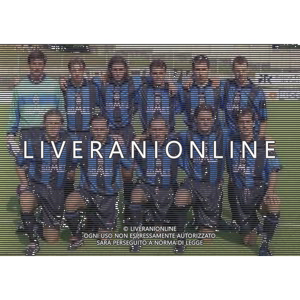 03-08-1999 ALZANO LOMBARDO-AMICHEVOLE ALZANO-ATALANTA NELLA FOTO FORMAZIONE ATALANTA CALCIO 1999-2000 DA SIN IN PIEDI DAVIDE PINATO-ZENONI CRISTIAN-CRISTIANO DONI- SEBASTIANO SIVIGLIA-PIERRE REGONESI-DAMIANO ZENONI DA SIN SEDUTI MASIMO CARRERA-FABIO GALLO-MARCO NAPPI-LJUBISA DUNDERSKI- NICOLA CACCIA AG ALDO LIVERANI SAS