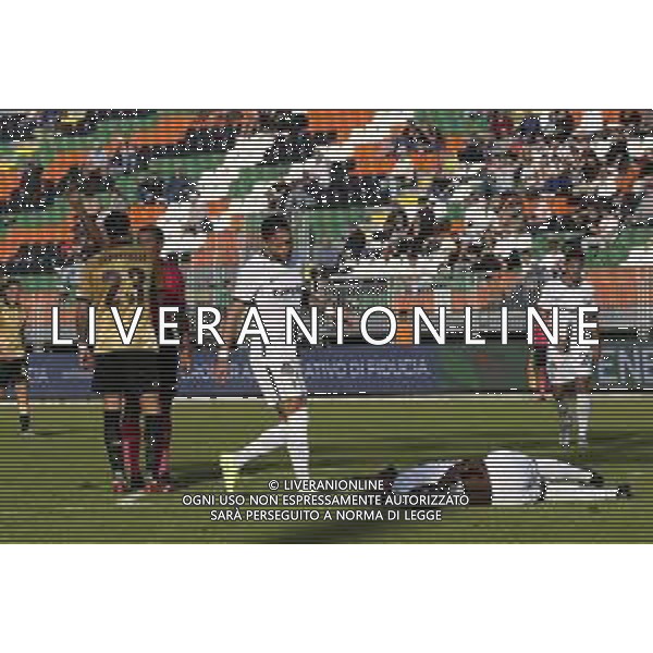 -VENEZIA - ASCOLI 11a giornata Campionato Calcio serie BKT 29-10-2022 Nella Foto l\'arbitro estrae il cartellino rosso per l\'espulsione di jesse joronen - Christopher Lungoyi a terra © AGENZIA ALDO LIVERANI SAS
