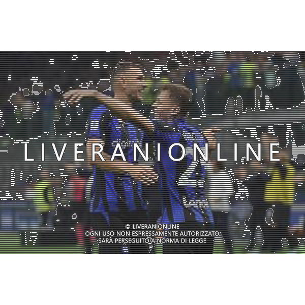 Edin Dzeko (Inter) e Nicolo\' Barella (Inter) esultano dopo il gol del 2 a 0 Inter vs Sampdoria Milano 29-10-2022 Stadio Giuseppe Meazza - San Siro Campionato Serie A TIM - 12a giornata foto Roberto Garavaglia/ag. Aldo Liverani sas / AGENZIA ALDO LIVERANI SAS
