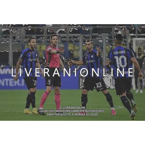 proteste Inter con l\'arbitro Luca Massimi di Termoli (CB) Inter vs Sampdoria Milano 29-10-2022 Stadio Giuseppe Meazza - San Siro Campionato Serie A TIM - 12a giornata foto Roberto Garavaglia/ag. Aldo Liverani sas / AGENZIA ALDO LIVERANI SAS