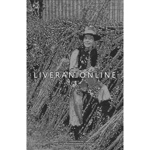 RETROSPETTIVA STEFANIA CAREDDU ATTRICE NELLA FOTO A BERGAMO NOVEMBRE 1976 CON IL FUCILE DA CACCIA ©Archivio Giovanni Liverani/AGENZIA ALDO LIVERANI SAS