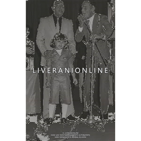 RETROSPETTIVA PHILIPPE LEROY ATTORE NELLA FOTO PHILIPPE LEROY A TAORMINA NELL\'ANNO 1980 AL PREMIO DAVID DI DONATELLO CON WILLIAM GRASSO E IL REGISTA DE SILVESTRO RINO AG ALDO LIVERANI SAS