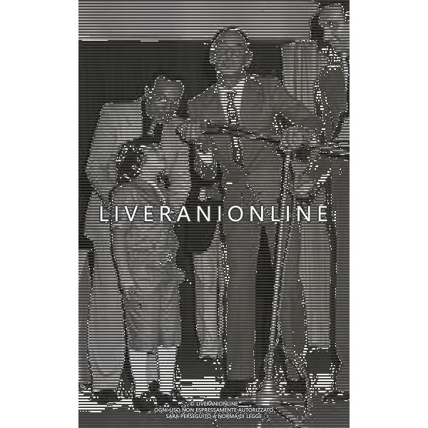 RETROSPETTIVA PHILIPPE LEROY ATTORE NELLA FOTO PHILIPPE LEROY A TAORMINA NELL\'ANNO 1980 AL PREMIO DAVID DI DONATELLO CON WILLIAM GRASSO E IL REGISTA DE SILVESTRO RINO AG ALDO LIVERANI SAS