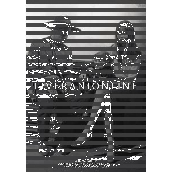 RETROSPETTIVA PHILIPPE LEROY ATTORE NELLA FOTO PHILIPPE LEROY CON LA FIGLIA PHILIPPINE E LA COMPAGNA FRANCOIS LAURENT SUL SET DEL FILM “YANKEE“ A ROMA NELL\'ANNO 1967 AG ALDO LIVERANI SAS 